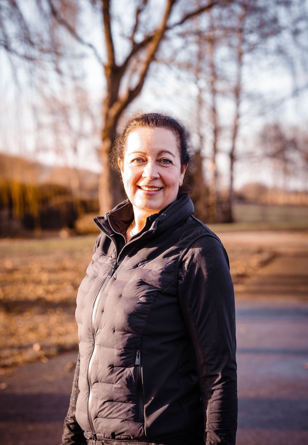 Portret van Jeannette op het erf in de winterzon