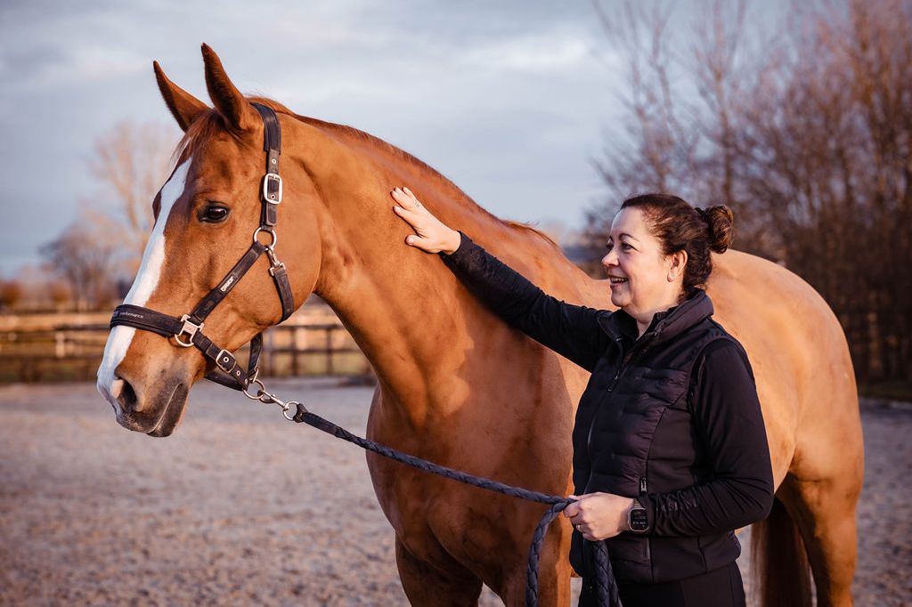 Jeannette aait haar vos over de hals in de rijbak