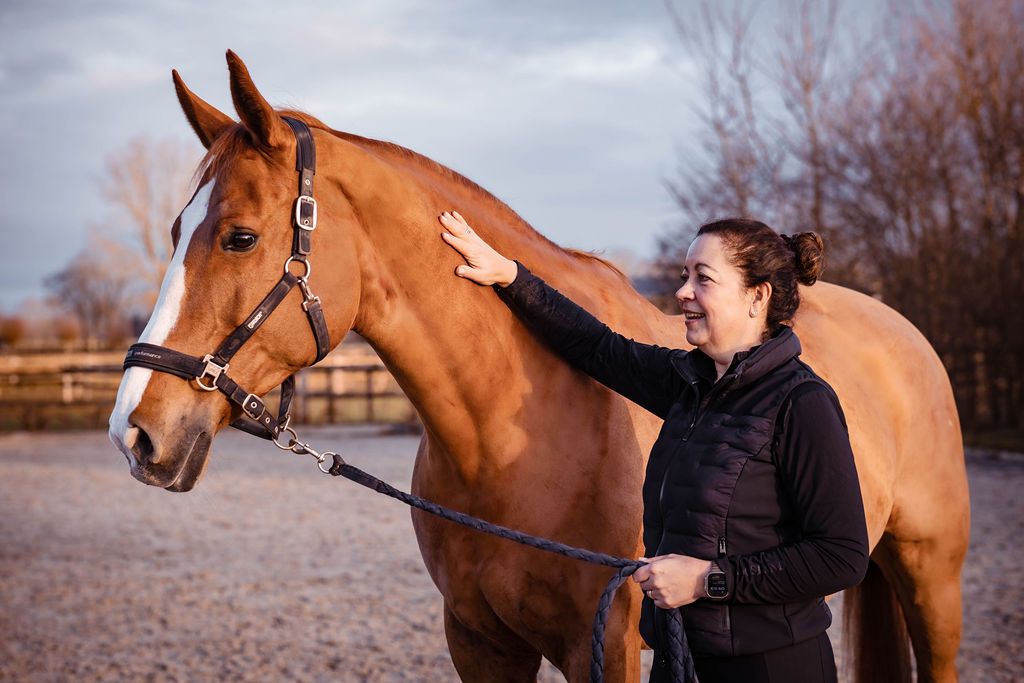 Jeannette aait haar vos over de hals in de rijbak